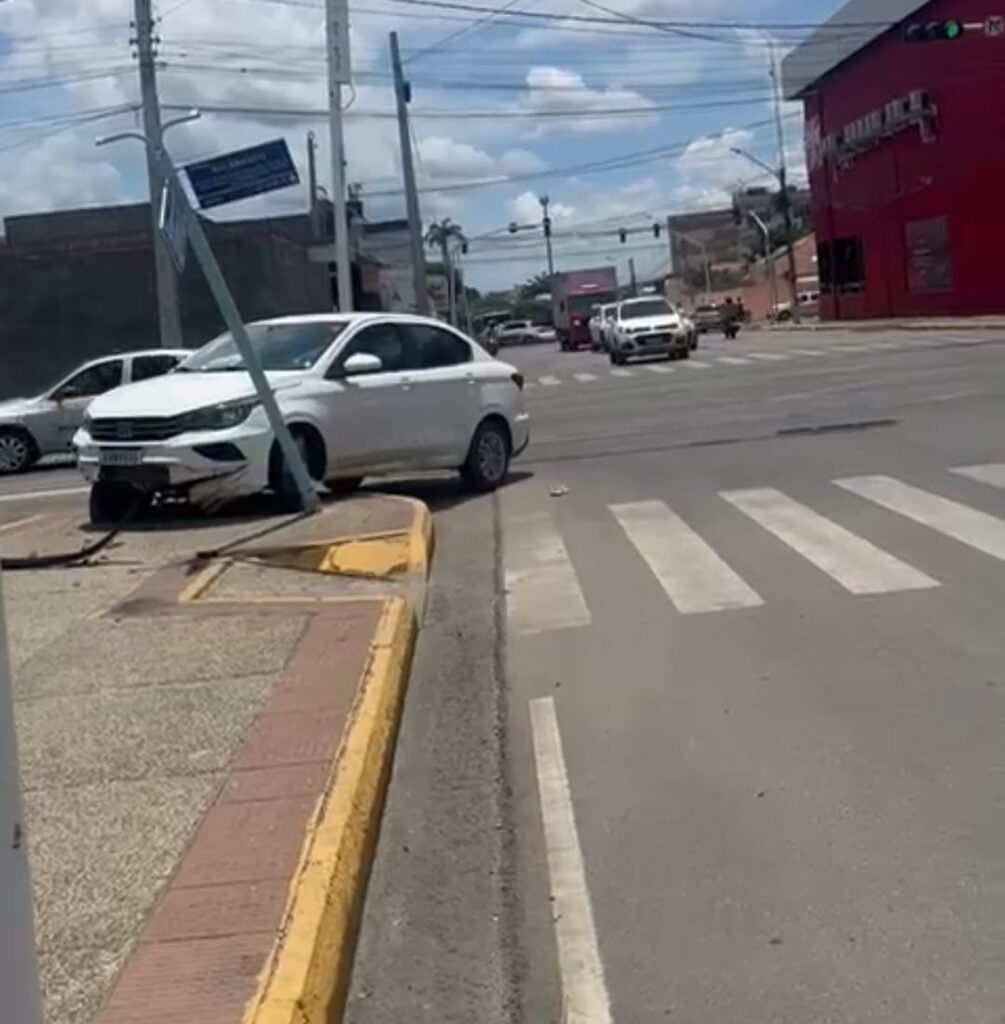 Polícia Militar prende dois homens após roubo de veículo em Mossoró.