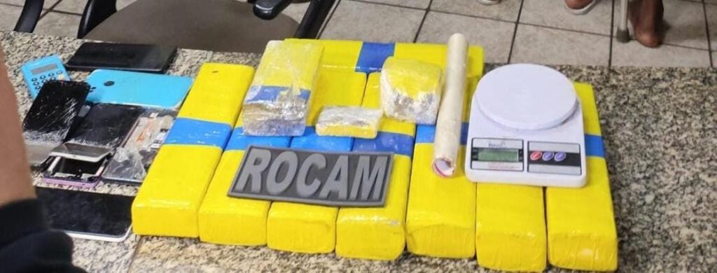 Uma ação da Polícia Militar resultou na apreensão de aproximadamente oito quilos de maconha e na prisão de três pessoas na noite desta quinta-feira (04), na Rua Ieda Rodrigues da Rocha, bairro Malvinas, em Mossoró, Oeste Potiguar